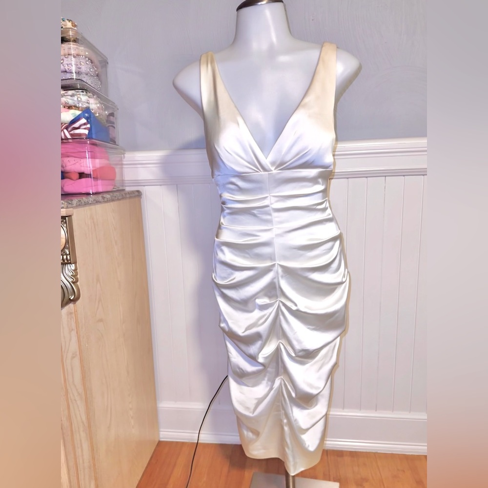 NWOT Cache Ruched Plunge Flattering Cocktail Dress Size 4